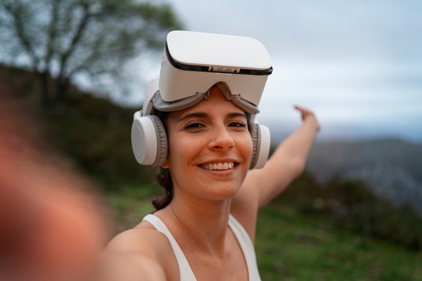imgi 61 mujer tomando selfie mientras hace ejercicio gafas vr al aire libre naturaleza 23 2150379712