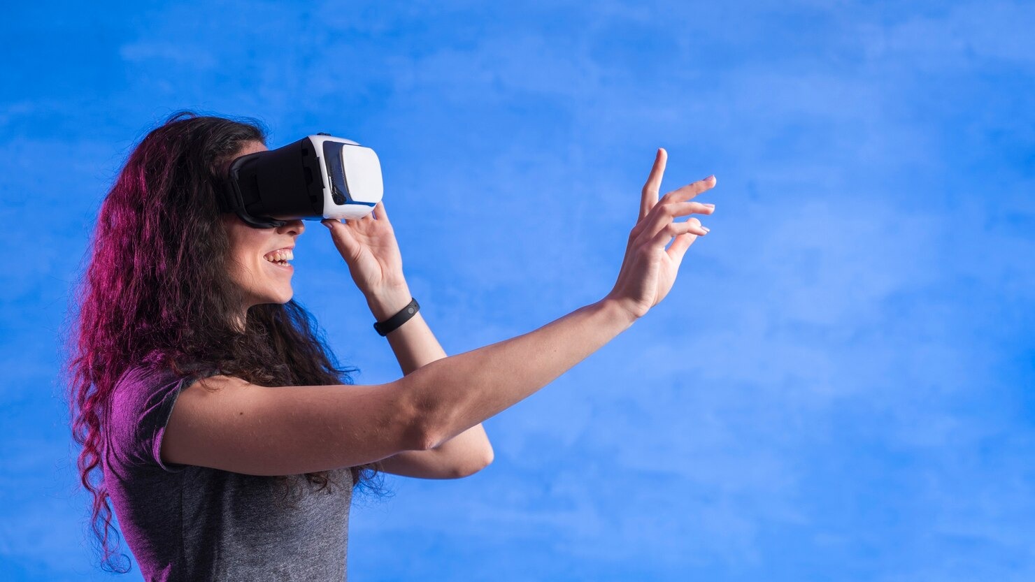 imgi 63 mujer jugando juegos vr habitacion moderna 23 2148513441
